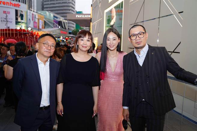 吳可熙（右二）與導演何蔚庭（左起）、電影節創辦人Joanne Goh和導演張吉安合影。（CAA agency提供）