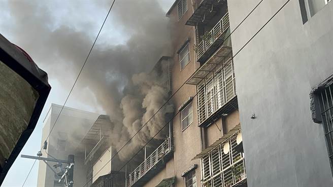 基隆七堵民宅火警，濃煙竄天際。（陳彩玲攝）