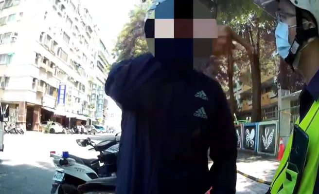 高雄男子违规左转，竟暴气对警飙骂、咆哮「X声连连」，遭压制移送法办， 谯警下场曝光。（翻摄影片）