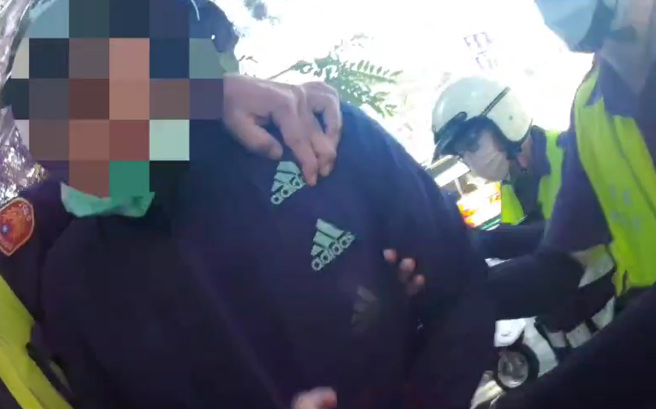 高雄男子违规左转，竟暴气对警飙骂、咆哮「X声连连」，遭压制移送法办， 谯警下场曝光。（翻摄影片）