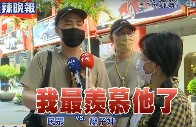 辮子妹(右)街訪是否支持陳時中參選？民眾幽默表示「這種男人，我最羨慕他了」。（圖／取自《鄭亦真辣晚報》）