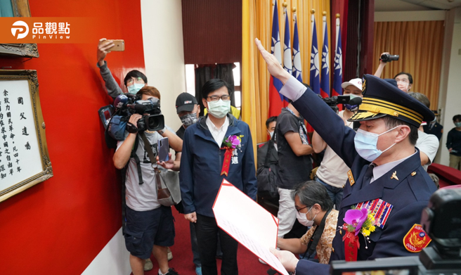 新任警察局长林炎田宣誓就职，交接典礼由市长陈其迈主持（高市新闻局提供）

