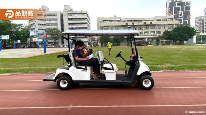 高科大携手业者，开发出首部运用Azure AI服务驱动的高科大自驾车，并在建工校区操场进行自驾车测试。（高科大提供）