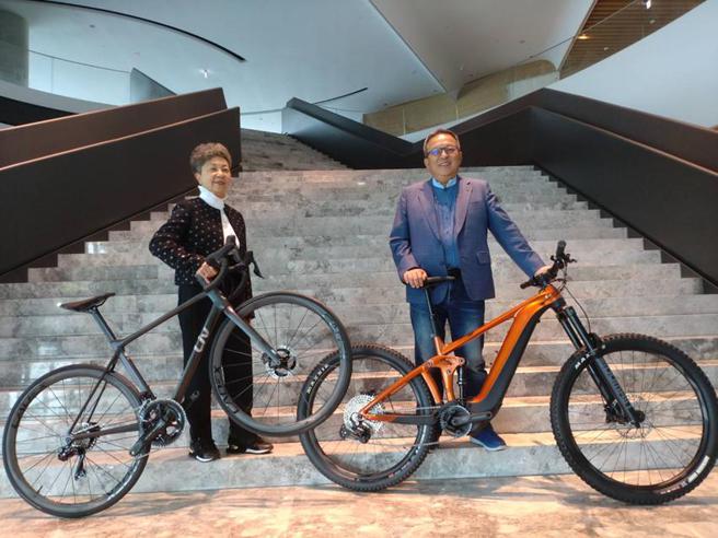 （巨大集团董事长杜綉珍、执行长刘涌昌(右)对下半年的营运展望颇具信心。图／曾丽芳）