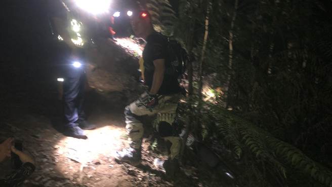 搜救人员彻夜搜索顾男行踪，无奈寻获时顾男已身亡。（民眾提供）