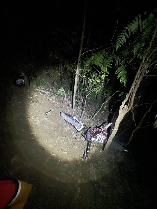 搜救人员彻夜搜索顾男行踪，先发现顾男的越野机车。（民眾提供）