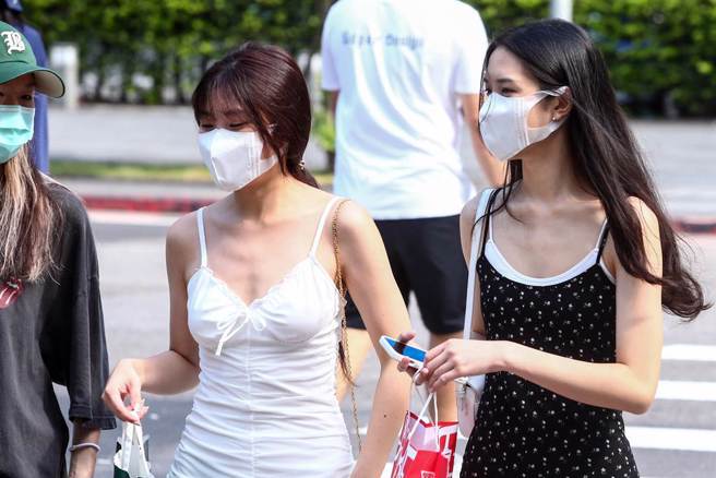 明（12日）各地高溫普遍落在33到35度之間，紫外線偏強，外出記得做好防曬。（圖／鄧博仁攝）