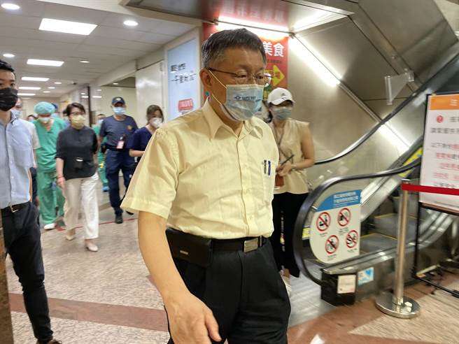 台北市長柯文哲11日晚間赴仁愛醫院關心副市長蔡炳坤開刀情況。（張立勳攝）