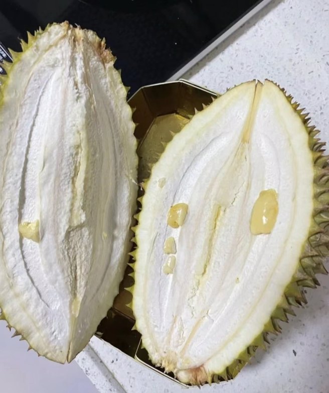 买了榴槤却只看到少许果肉，让网友直呼这颗榴槤很不懂事。（翻摄自爆废公社）