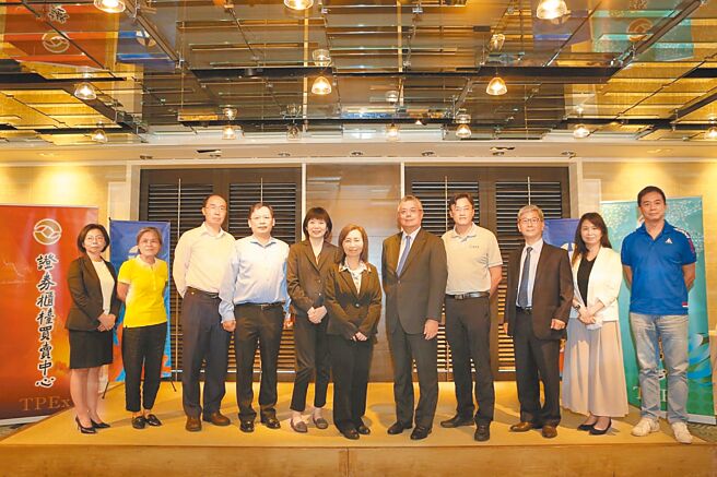 櫃買中心副總經理郭佳君（中）、上櫃審查部經理林佩姻（左五）、元大證券副董事長黃維誠（右五）、業務副總經理陳秀梅（左一）、及與會公司代表合影。圖／櫃買中心提供