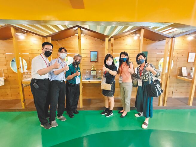 四方乳品公司董事长蔡南（左三）、经济部能源局副组长罗蕙琪（右三）、工研院绿能所组长洪明龙（左二）、经理苏娟仪（右二）出席四方乳品公司节能观摩会。图／工研院提供