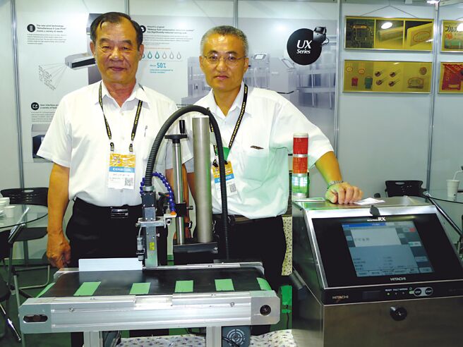 协立机械总经理林等廖（左）指出，激光雷射打标机强大的打印功能，可应用在各种外包装基板上印字。图／黄台中