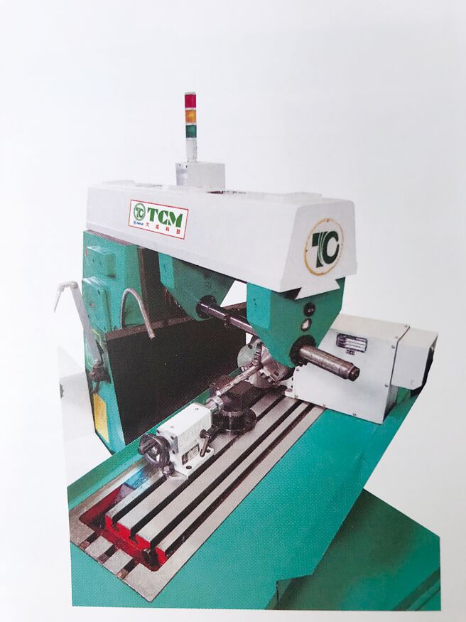 大成NC万能铣磨加工机。图／蔡荣昌