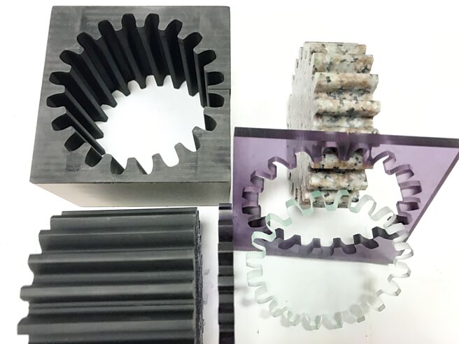 中走丝线切割机第一品牌的联盛机电公司，因「非金属中走丝线切割机」可切割材料十分广泛，深受国内外顾客青睐并持续下单。图／业者提供