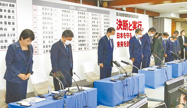 日本首相与自民党总裁岸田文雄和其他党内同志，10日在东京党部为已故前首相安倍晋三进行默哀。（路透）