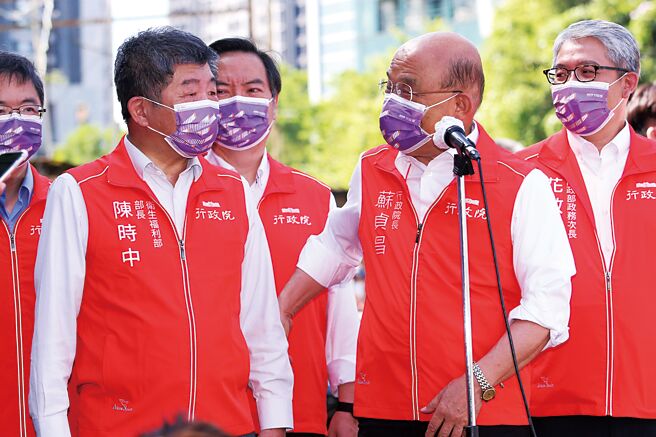 民進黨選舉對策委員會將開會拍板定案雙北市長人選，傳將會徵召衛福部長陳時中參選台北市長，前台中市長林佳龍出戰新北市。圖為行政院長蘇貞昌（右二）10日在陳時中（左二）陪同下，視察「中央興辦文山景美社會住宅預定地」。（黃世麒攝）