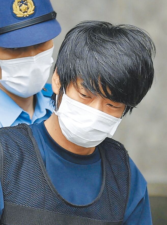 槍殺日本前首相安倍晉三的嫌犯山上徹也，10日被依謀殺罪移送，他供稱是不滿「統一教會」。（路透）