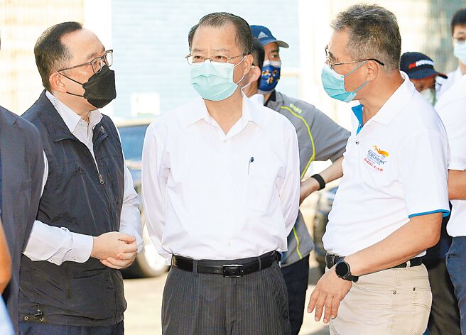 日本前首相安倍晋三日前遇刺身亡，震惊全球，外界也关注我国首长的人身安全及维安勤务。行政院长苏贞昌10日与阁员一同视察「中央兴办文山景美社会住宅预定地」，新任的警政署长黄明昭（中）赴现场坐镇。（黄世麒摄）