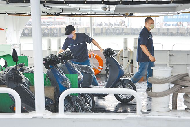 电动车大行其道，成为租赁业者新宠。图为中华车在小琉球引进快充型普通重型电动机车iE125。（中华车提供）