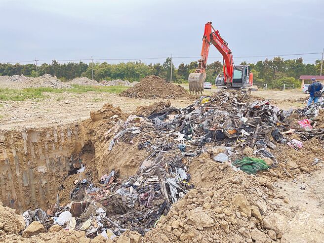 环保蟑螂死灰復燃，保七总队加强查缉「假承租、真倾倒」的犯罪集团。（本报资料照片）