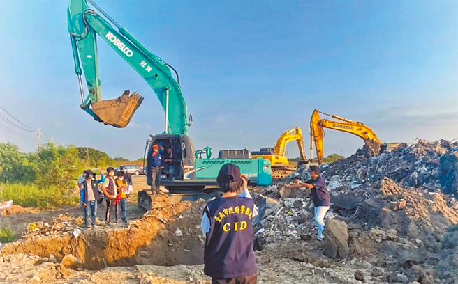 检警环保人员开挖被犯罪集团滥倒一般事业废弃物的土地。（本报资料照片）