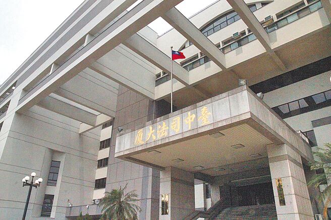 郭、林姓男子等人穿刑警背心佯装办案抢劫、还栽枪毒嫁祸给虚拟货币交易商，法官依结伙强盗罪判郭徒刑8年、林7年6月。（本报资料照片）