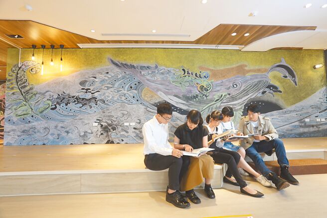 《远见》杂志公布「台湾最佳大学排行榜」，其中在国际化程度方面，中山大学位居前5名，力推双语政策。（远见提供／李侑珊台北传真）