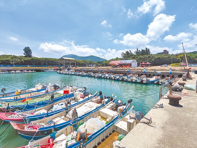 新北市八里区下罟子渔港2020年完成第1期浮动码头工程后，今年规画兴建第2期5座浮动码头、26间钢筋混凝土构造渔具仓库，并利用仓库顶楼建置景观平台，让渔港兼具观光价值。（黄敬文摄）