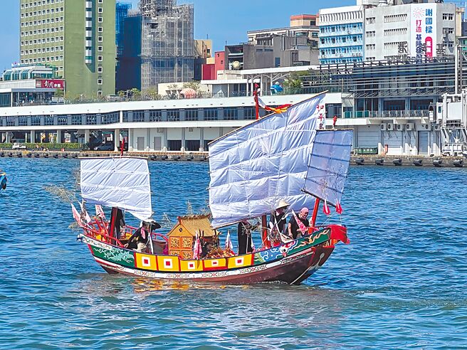 基隆和平島10日舉行一年一度王船海上遊江，王船率領漁船遊港遶境，祈求漁民海上作業平安、漁獲滿載而歸。（陳彩玲攝）