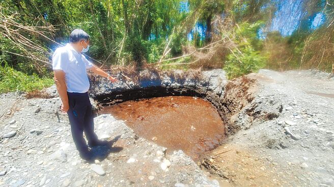 花莲詹姓农友将合法申请的液态有机肥，囤放在凤林镇农地里经曝晒散发恶臭，让附近居民臭到受不了。（民眾提供／罗亦晽花莲传真）