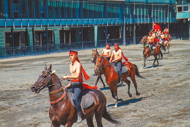 位於烏魯木齊的汗血寶馬基地，可觀賞汗血寶馬表演秀。（吳泓勳攝）