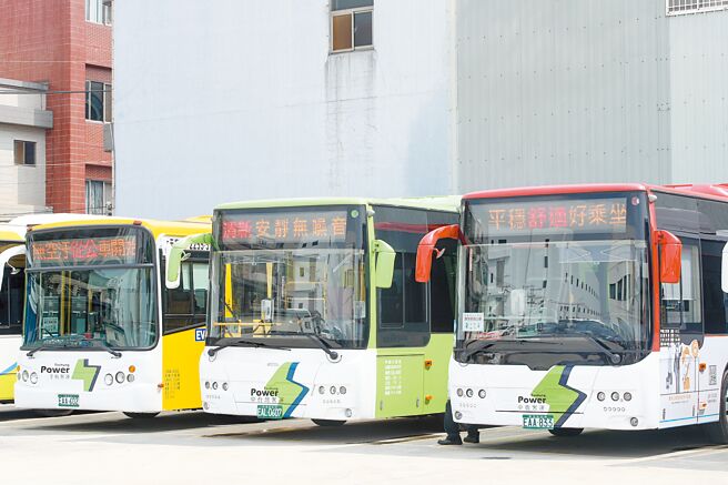 台中市电动公车已有240辆上路营运，今年再获中央核定补助66辆，下半年陆续交车完成涂装后，总数量将达到306辆，超前完成今年度290辆的目标。（交通局提供／谢琼云台中传真）