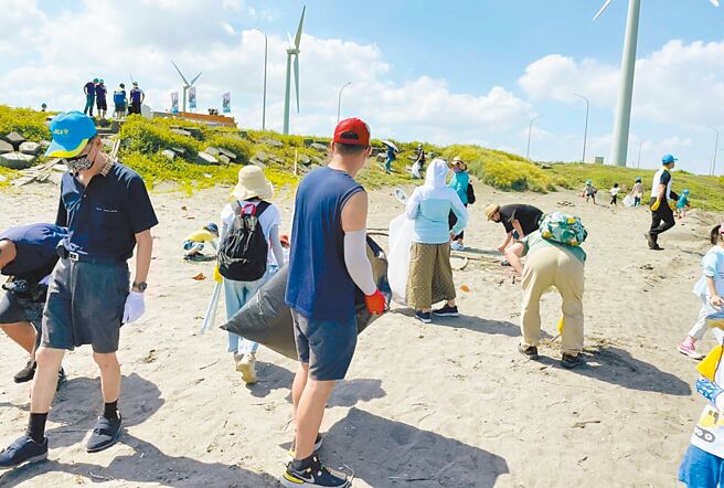 大净滩有数十组是全家一起参与活动，家长们「身教重于言教」，让孩子了解海洋保育的重要性。（台中港国际青年商会提供／陈世宗台中传真）