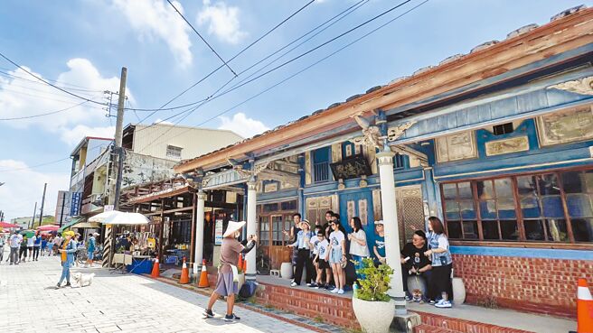 暑假来临，台南市后壁无米乐菁寮老街，近日观光人潮逐渐增加。（张毓翎摄）