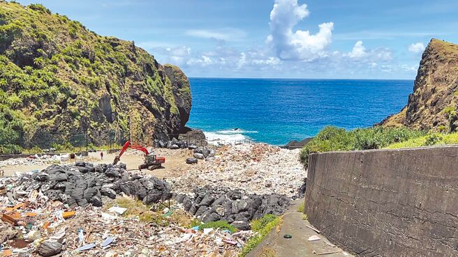 台东县两离岛垃圾需运回本岛焚烧，暑假正值绿岛旅游旺季，垃圾量倍增。（蔡旻妤摄）