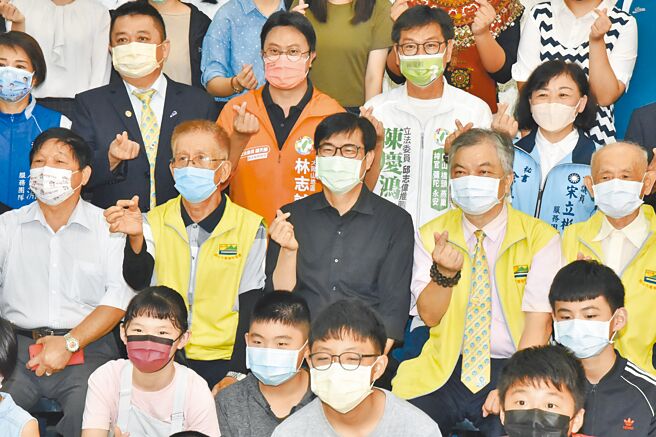 高雄市长陈其迈（中排中）10日到冈山文化中心出席第15届阿公店溪文学奖颁奖典礼，陈其迈与大家合影。（林瑞益摄）