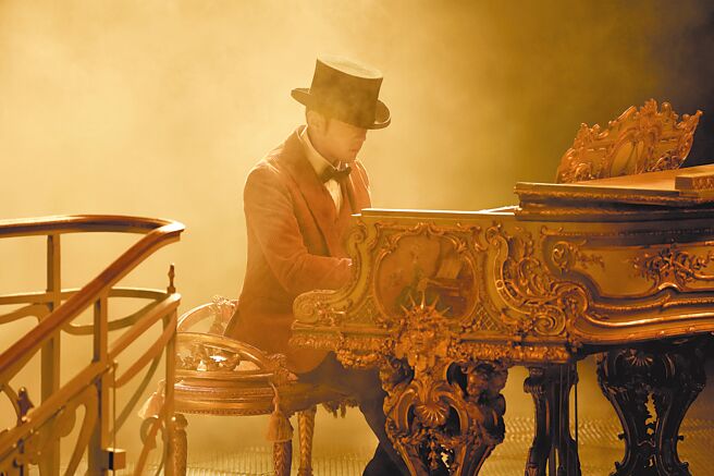 周杰倫將舊貨市場裡的骨董鋼琴搬到莎瑪麗丹百貨拍攝MV。（杰威爾音樂提供）