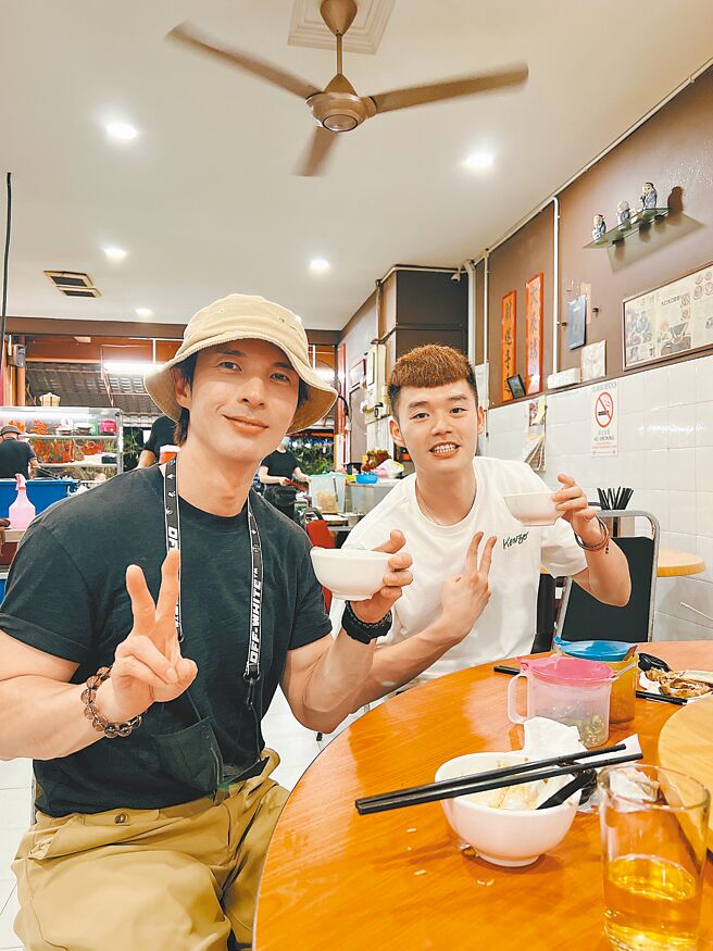 陳勢安（左）盡地主之誼，帶王齊麟吃遍大馬美食。（有勢有錢娛樂提供）