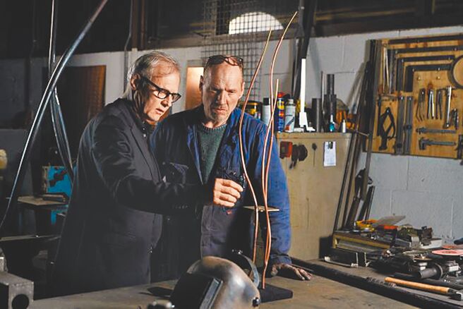 荷蘭建築大師Tom Postma（左）與團隊一同打造珠寶展櫃。（CINDY CHAO提供）