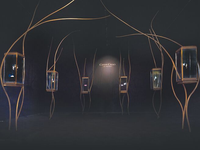 珠寶藝術家CINDY CHAO在倫敦藝博會陳列的珠寶展櫃，充滿現代藝術風格。（CINDY CHAO提供）