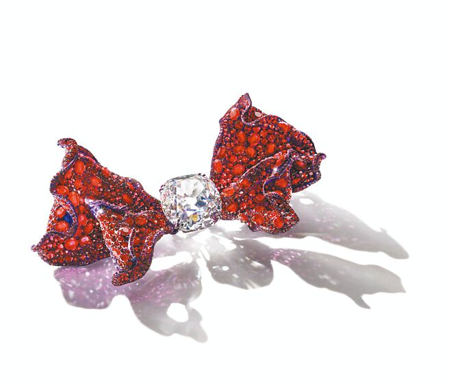 CINDY CHAO的2018 Black Label Masterpiece XXI大師系列法蘭西緞帶胸針，主石是一顆重達76.91克拉的鑽石。（CINDY CHAO提供）