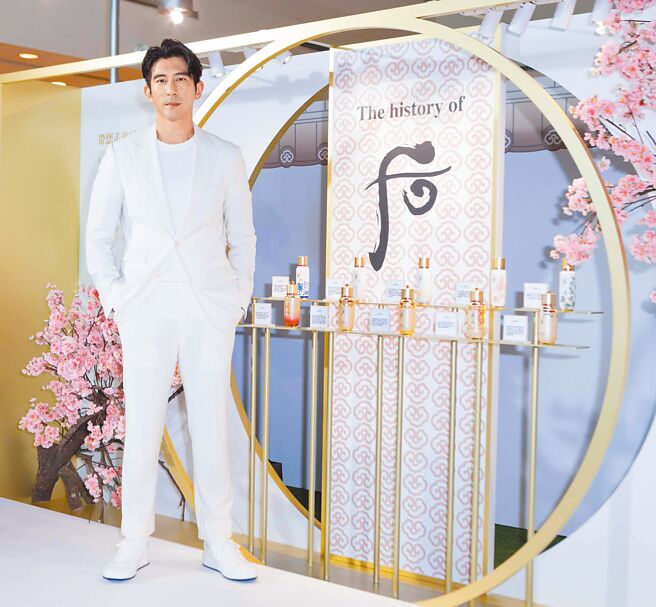 修杰楷日前以全白西装套装出席Whoo后举办的新品活动。（吴松翰摄）