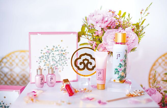 后秘帖循环精华香远亭讚颂加量礼盒，包括秘帖循环精华130ml+拱辰享赋活保湿水凝露20ml+水凝乳20ml+山茶花柔嫩洁肤蜜40ml+皇后之吻丝绒柔雾唇露（精巧版）#45，特价3790元，价值5980元。（吴松翰摄）