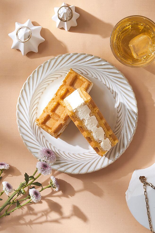 全联We Sweet X vacanza厚奶油松饼三明治，49元。（全联提供）