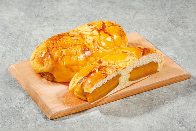 爱买量贩产销履歷地瓜菠萝，7月14日至8月16日特价59元，2个99元。（爱买提供）