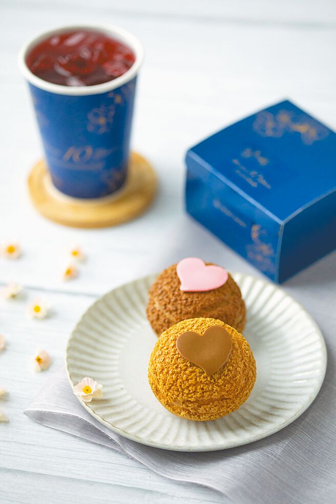 YOKU MOKU新推「双层奶油泡芙」，有原味和草莓两口味，优惠价2颗150元。（YOKU MOKU提供）