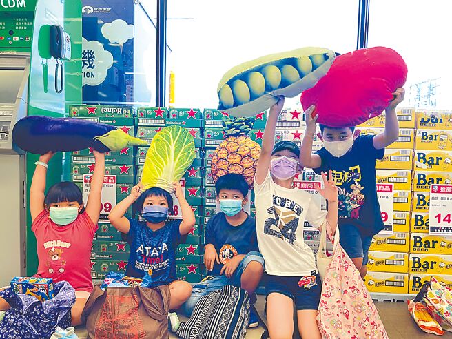 全联佩桦圆梦社会福利基金会「幸福手推车专案」，长期协助全台社福机构营养食材，并与台东县友善关怀协会办理「蔬果579全联购物趣」活动。（全联提供）