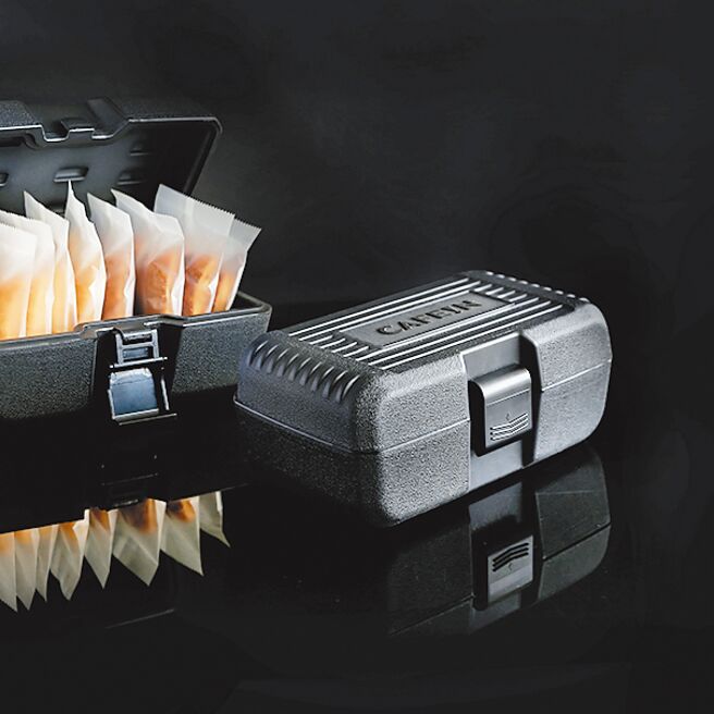 連鎖咖啡廳CAFE!N攜甜點品牌LADY M打造「COOK!ES BOX千層酥餅乾禮盒」480元，13日前預購享88折。（CAFE!N提供）