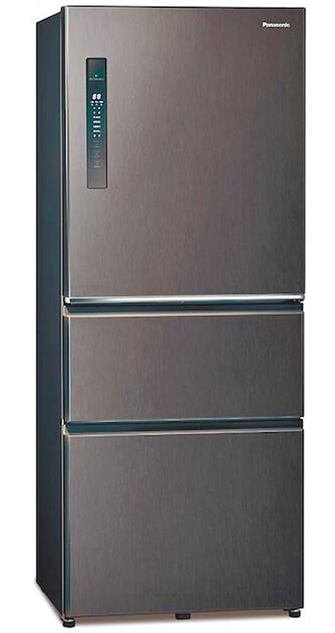 神腦國際推薦Panasonic 500L 絲紋黑色三門鋼板電冰箱，促銷價3萬5100元，原廠送石墨烯膠原蛋白被，加碼再送台灣製玻璃保鮮盒保溫提袋組、KINYO三刀頭全機水洗式電鬍刀。（神腦國際提供）