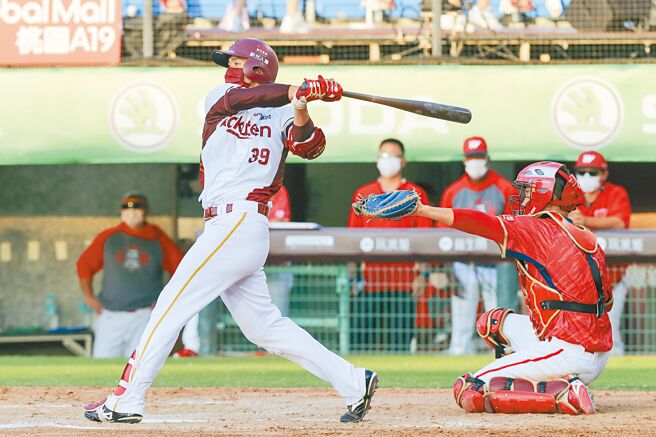 乐天桃猿林立在三局下击出二分打点的二垒安打。（陈麒全摄）
